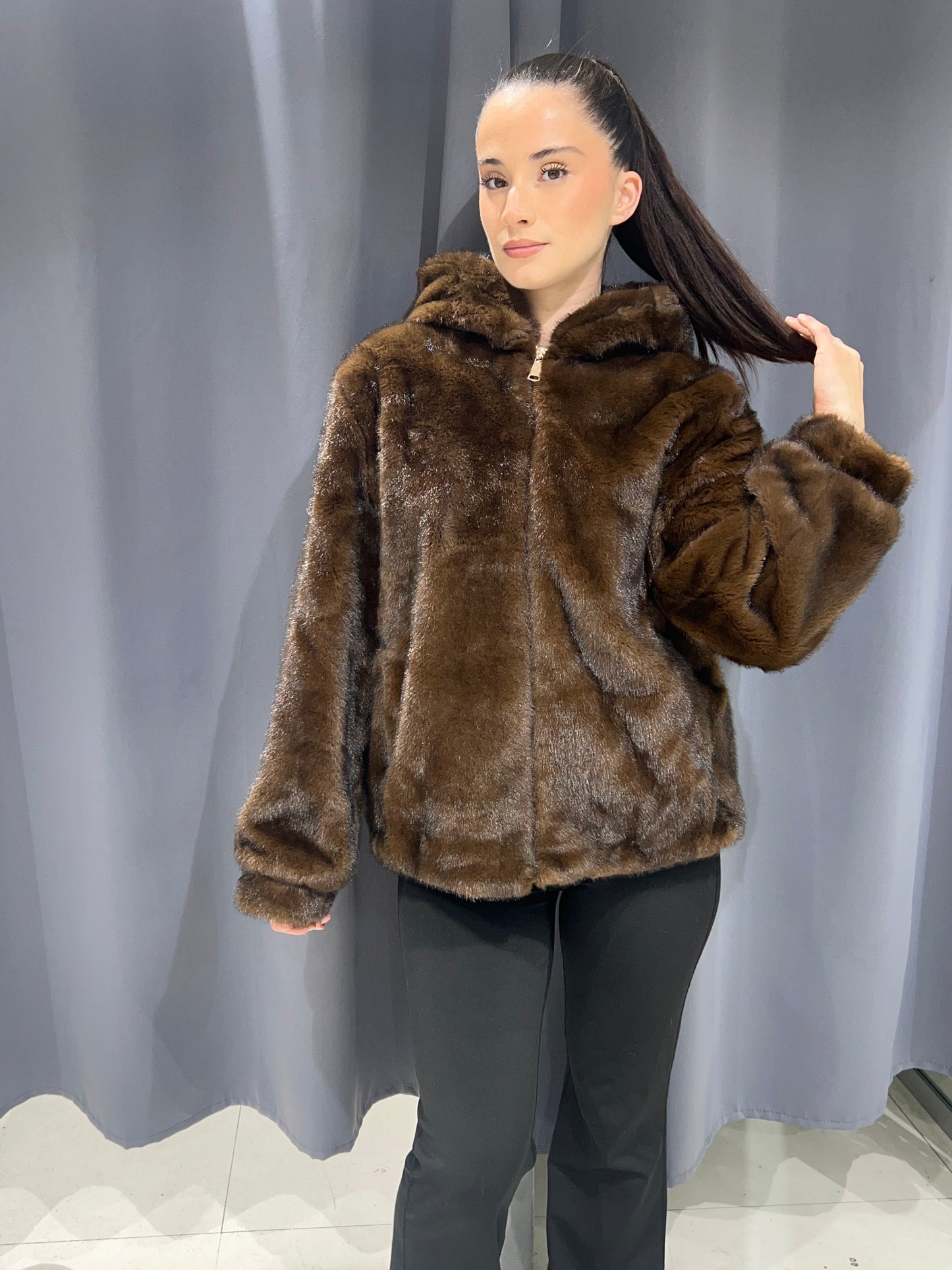 Veste fausse fourrure courte avec fermeture éclair.