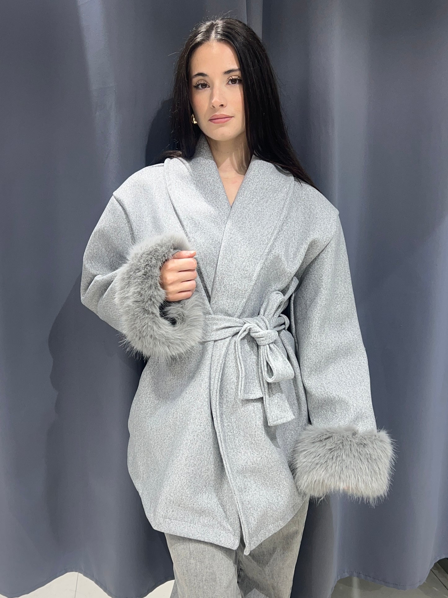 veste courte avec manche fausse fourrure