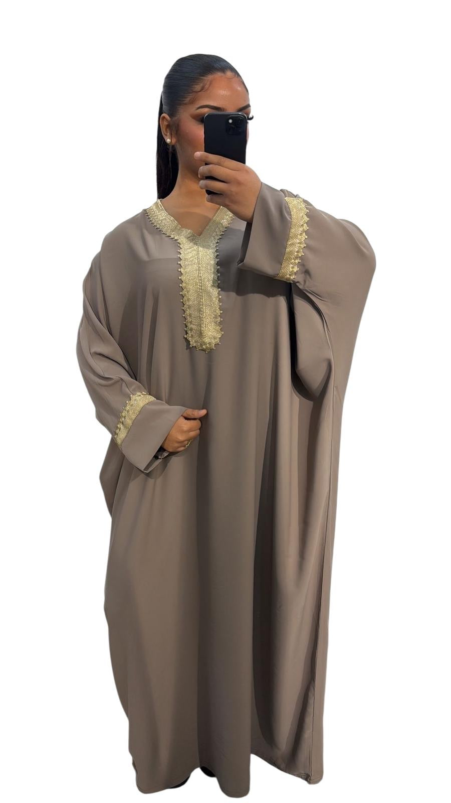Abaya kaftan fluide avec broderies dorées – Plusieurs couleurs