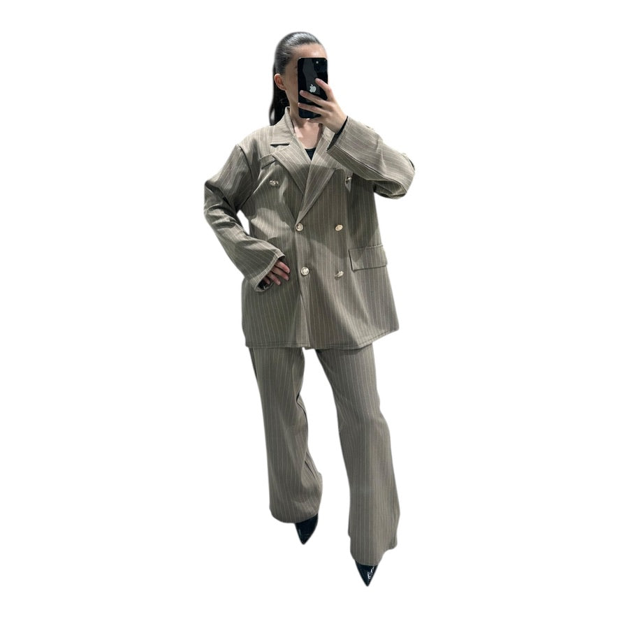 Ensemble tailleur oversize à rayures – Blazer double boutonnage & pantalon flare