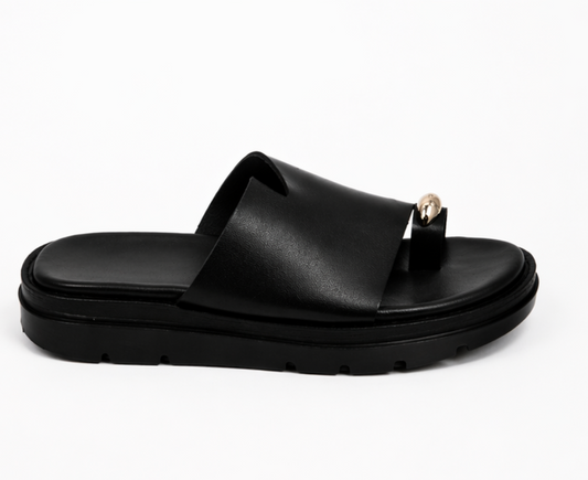 Flache minimalistische Damensandalen mit goldener Schnalle – Komfort und Stil für den Sommer
