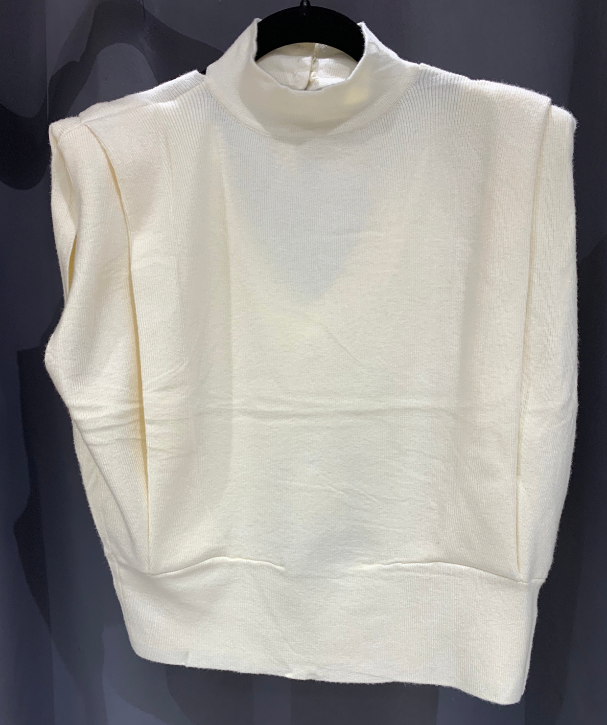 Pull sans manches col montant et dos ouvert à boutons