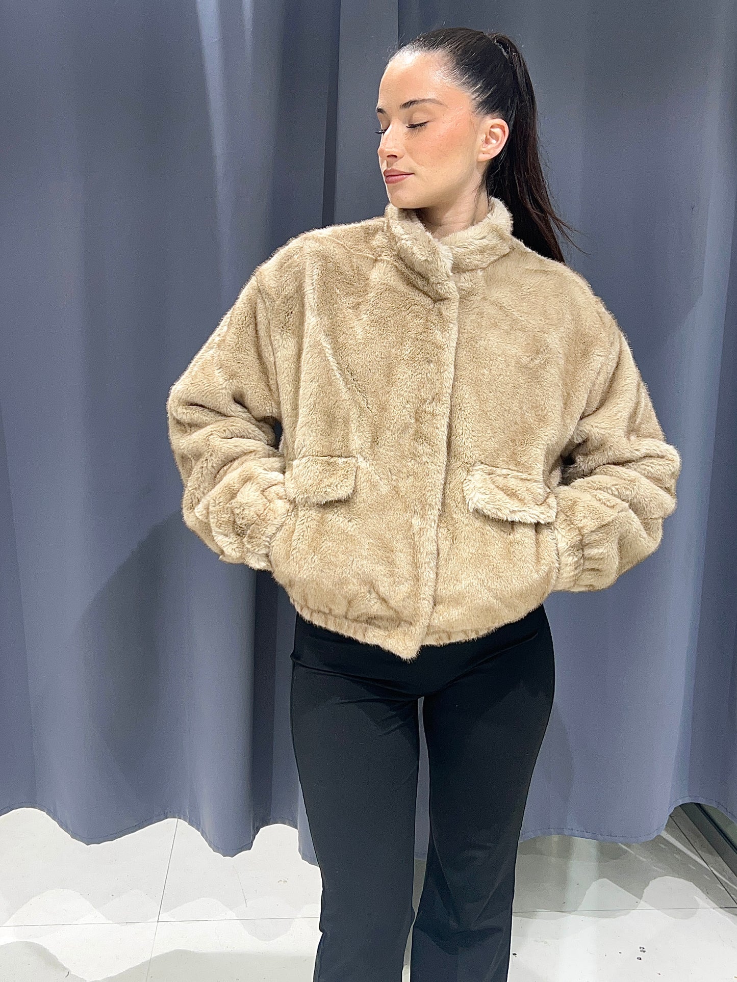 VESTE COURTE EN FAUSSE FOURRURE V230