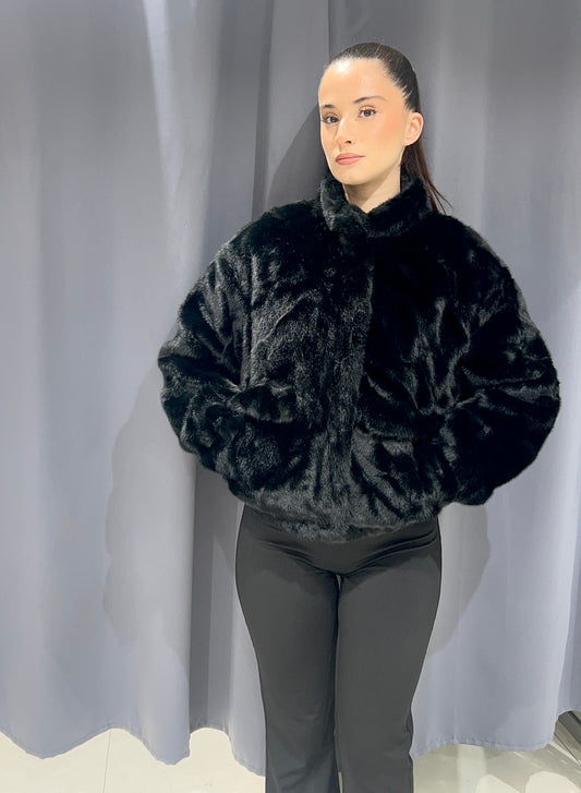 Veste fausse fourrure courte avec fermeture éclair.