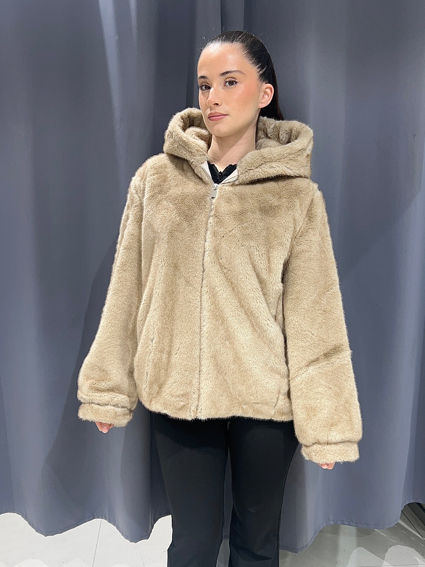 Veste fausse fourrure courte avec fermeture éclair.