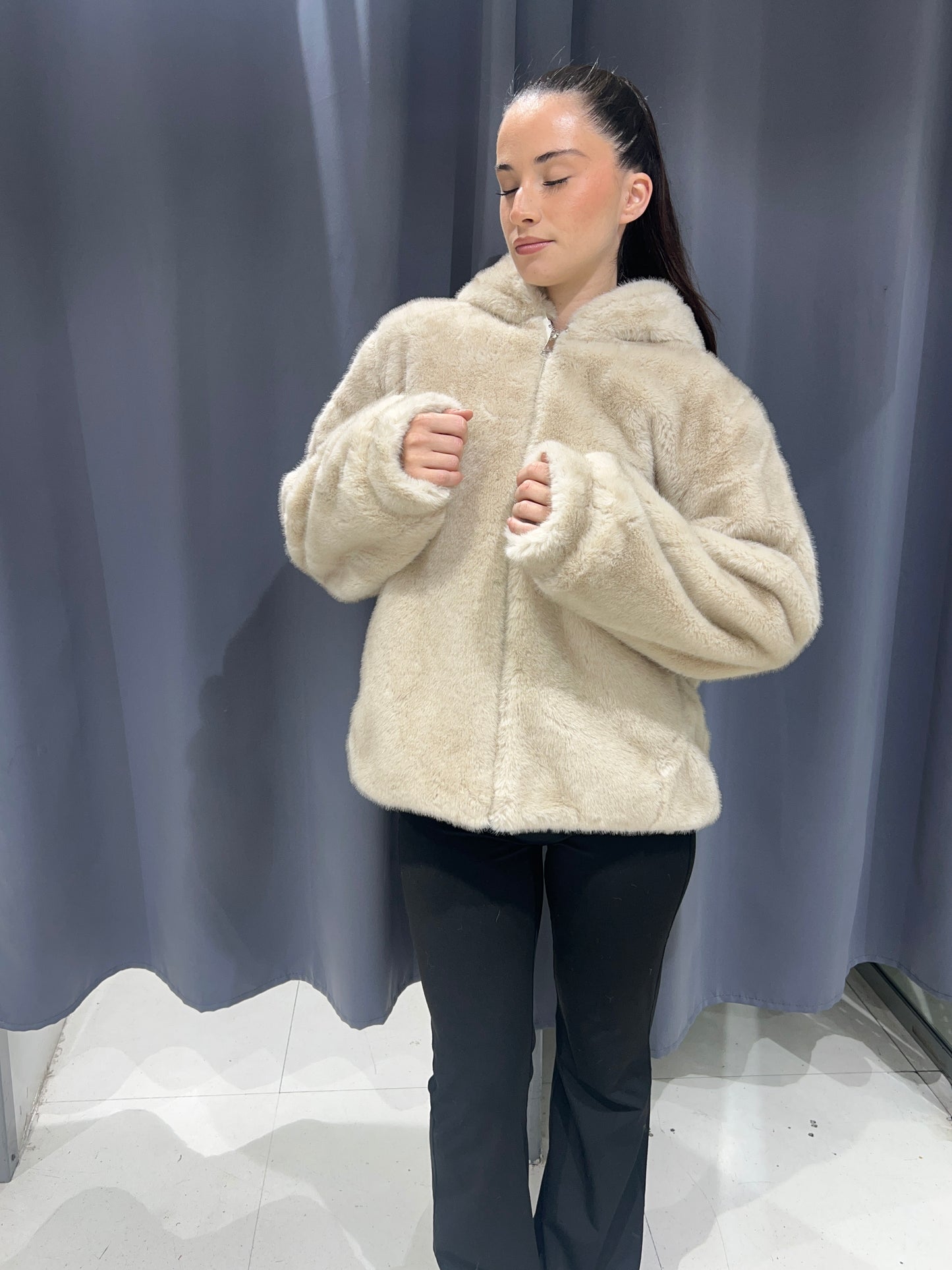 Veste fausse fourrure courte avec fermeture éclair.