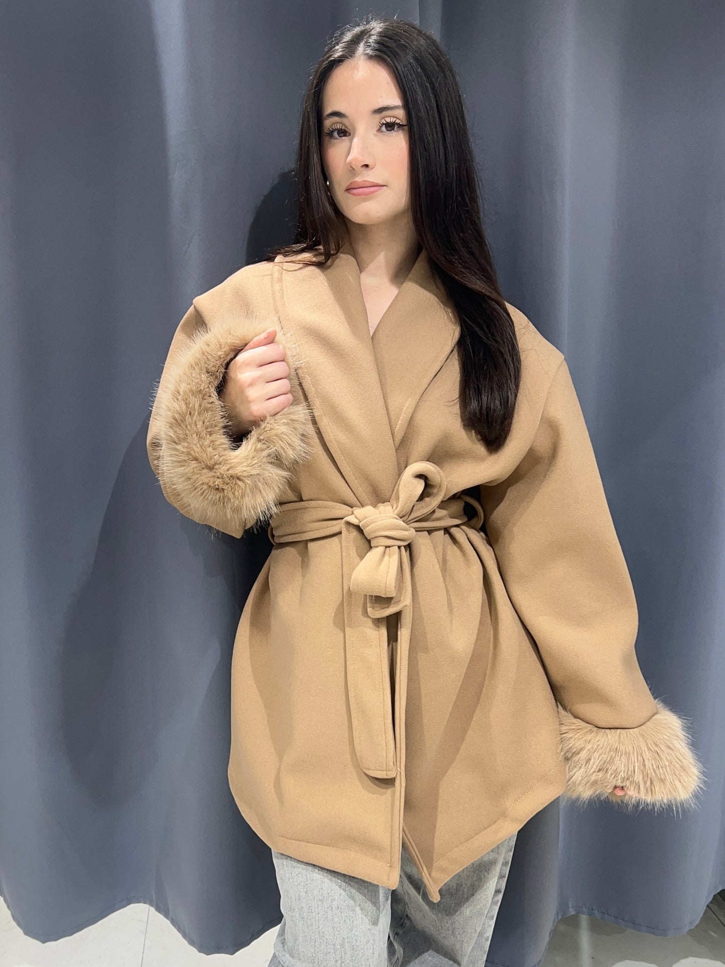 veste courte avec manche fausse fourrure