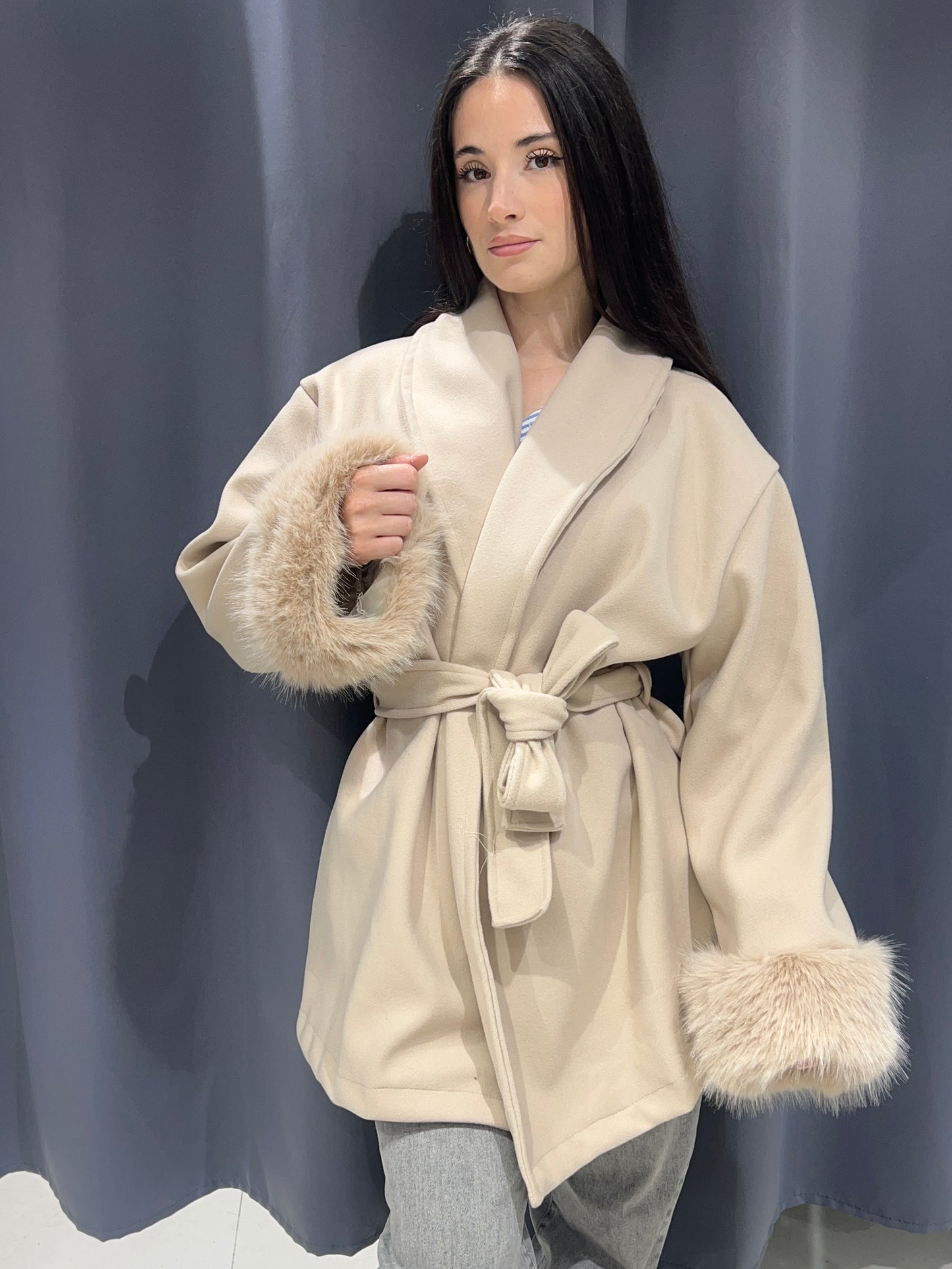 veste courte avec manche fausse fourrure