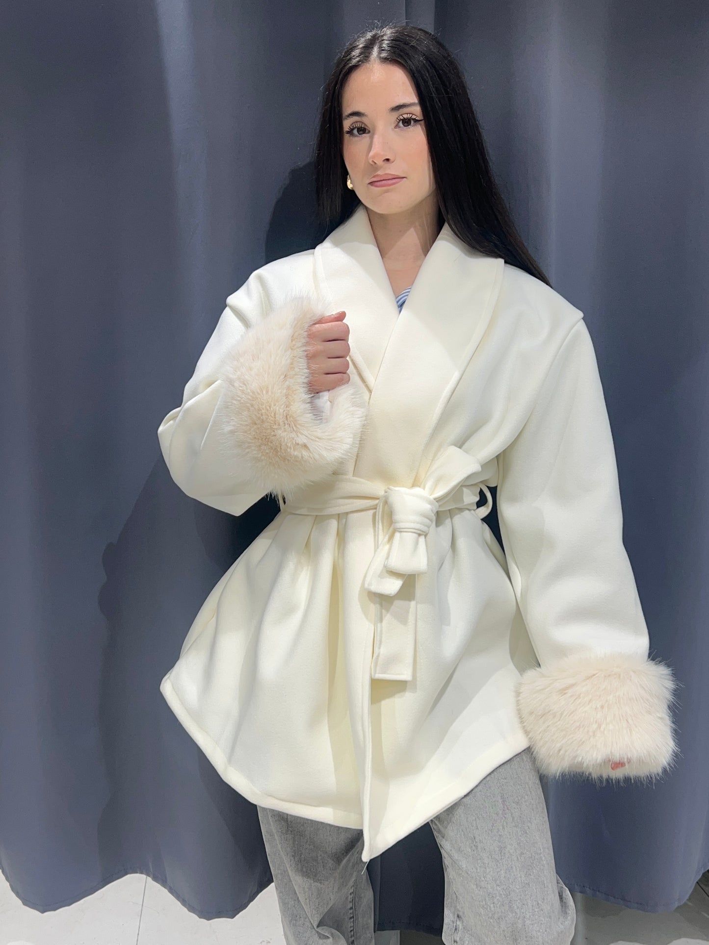 veste courte avec manche fausse fourrure