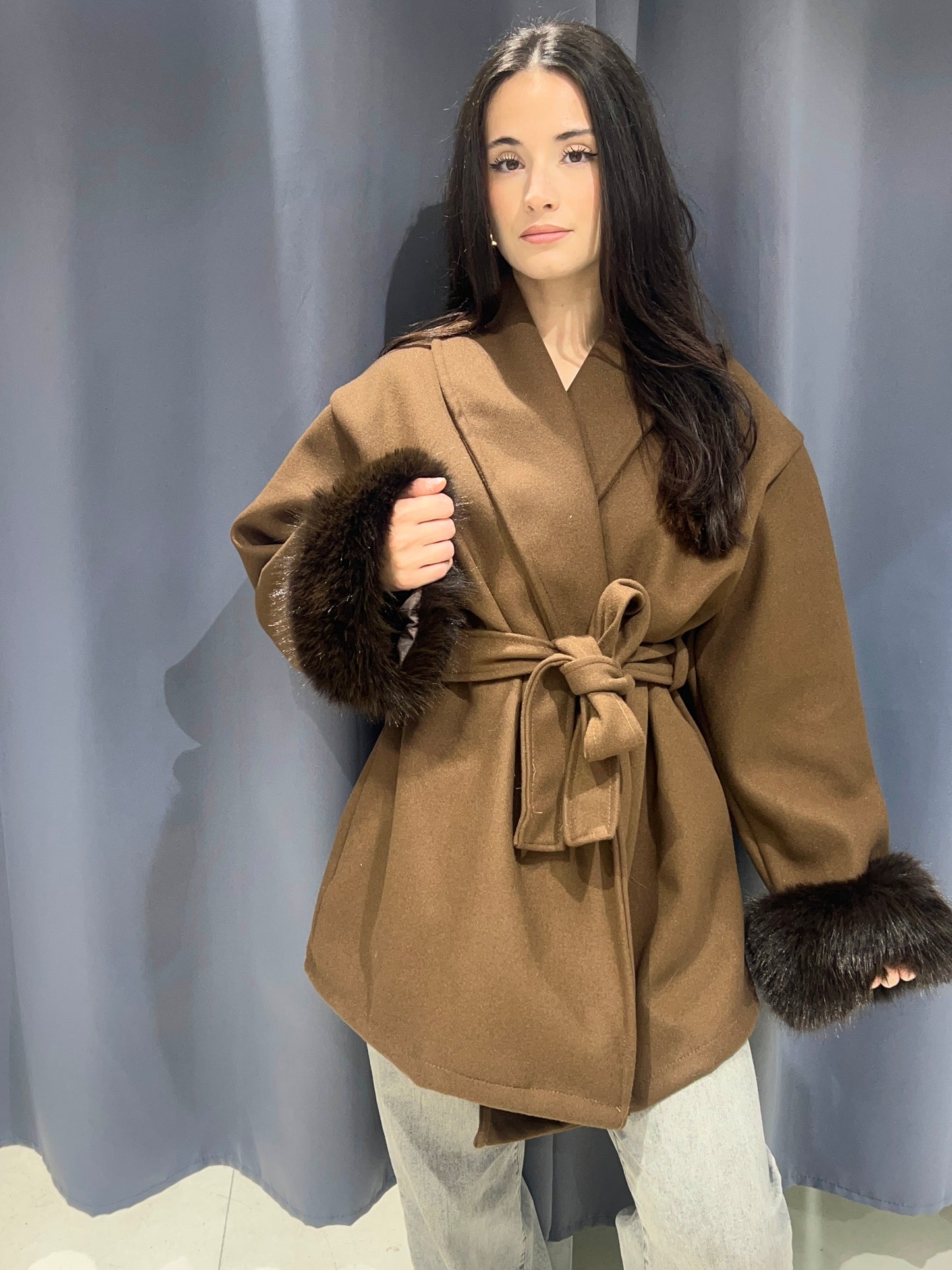 veste courte avec manche fausse fourrure