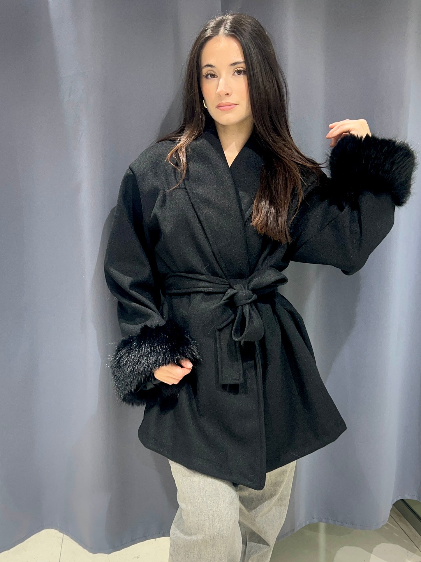 veste courte avec manche fausse fourrure