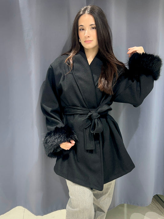 veste courte avec manche fausse fourrure