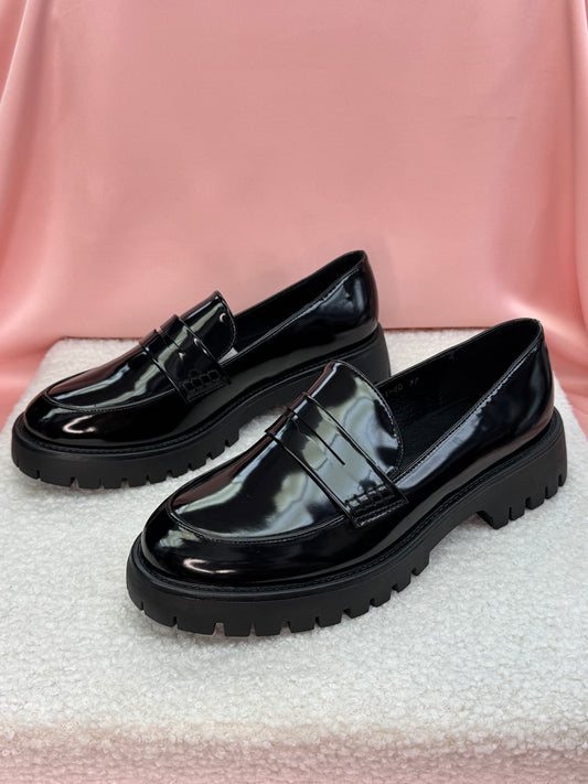 Mocassins vernis noirs à semelle crantée
